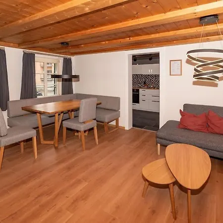 Crimson - Top 1 Apartment